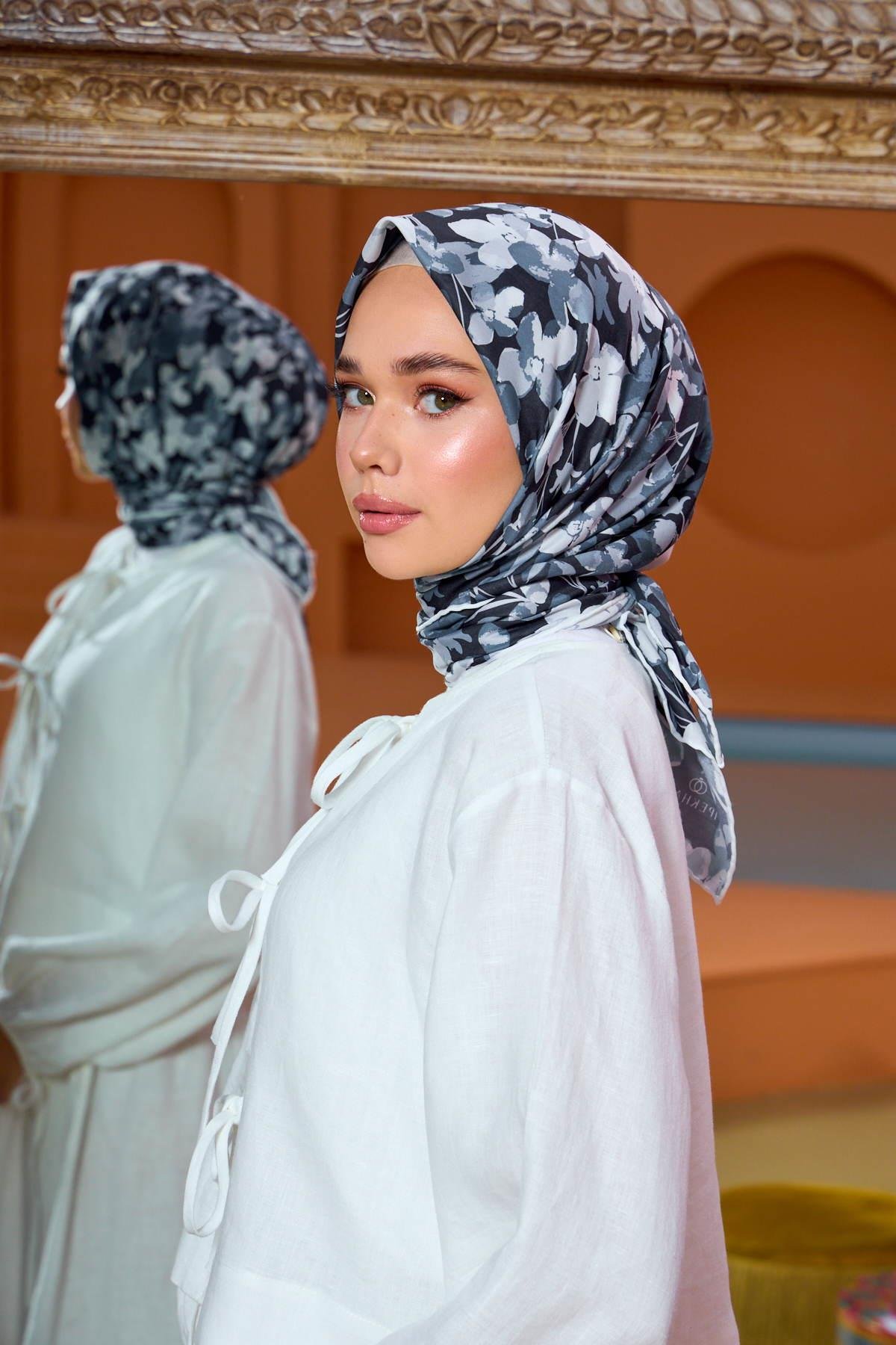 İpekhan Siyah Çiçekli Soft Eşarp