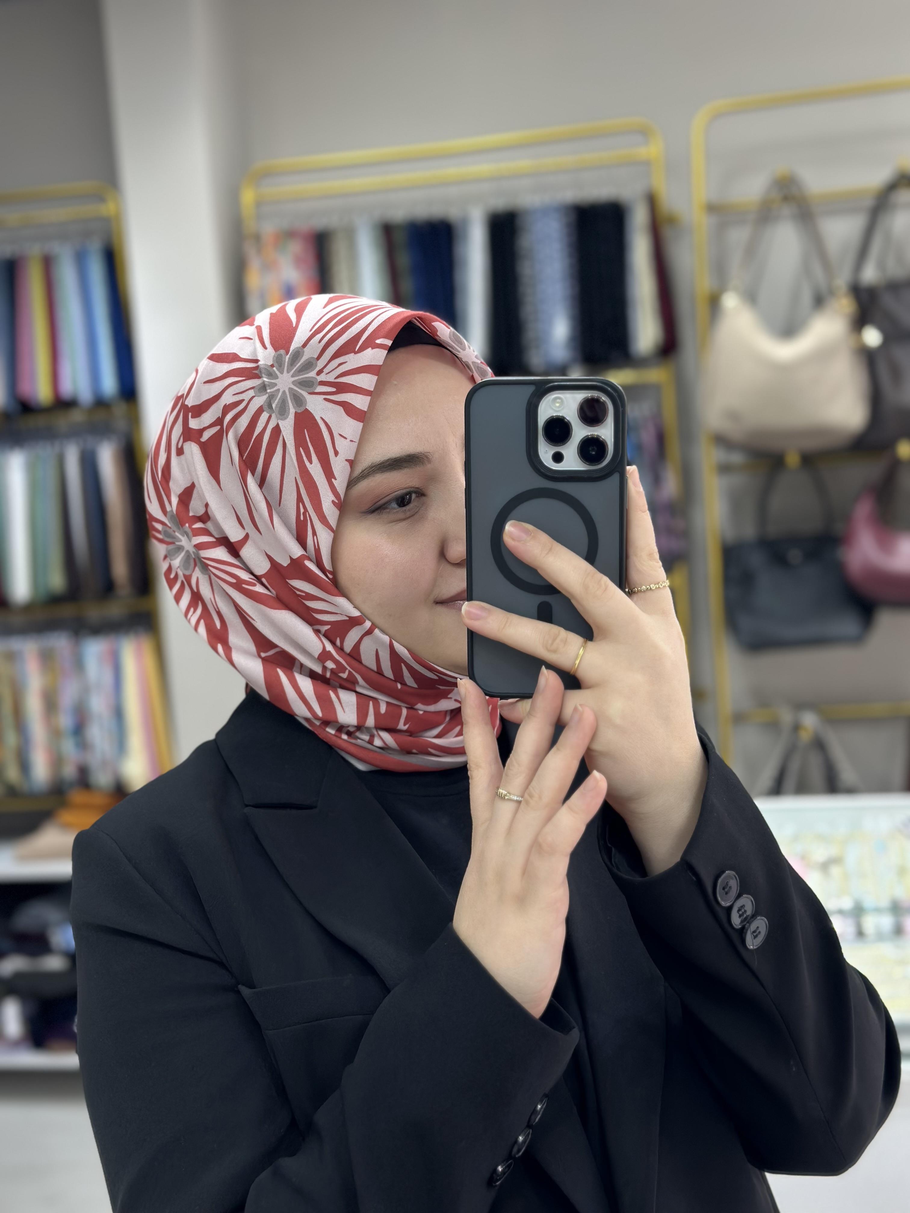 Kırmızı Yaprak Desenli Soft Eşarp